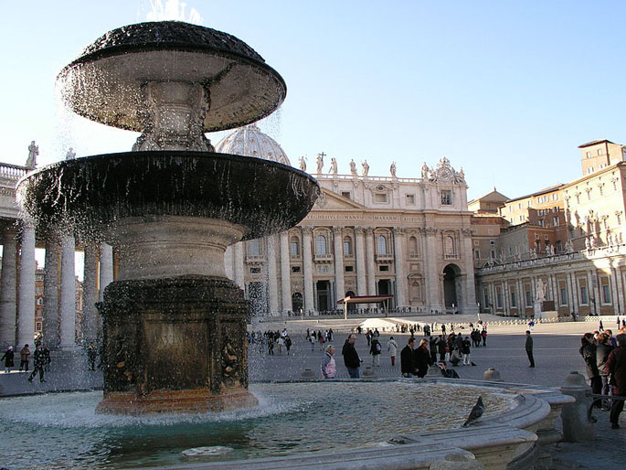 Fontana di 14 m. di altezza, posta sul lato sinistro di piazza S. Pietro