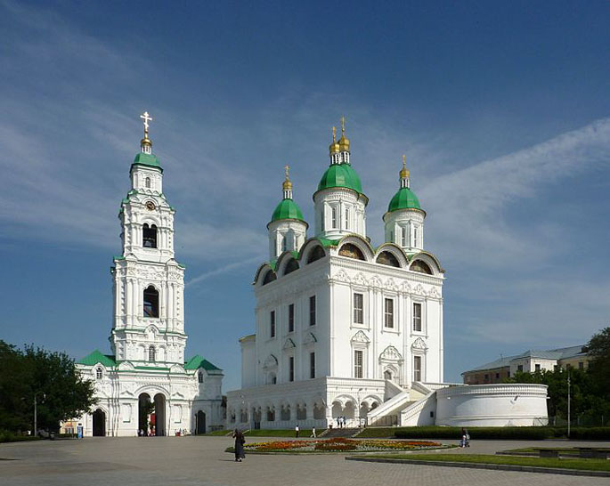 Il nuovo campanile accanto alla cattedrale della Dormizione nel Cremlino di Astrachan