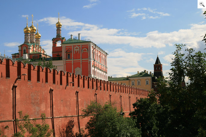 	Cinta muraria del Cremlino. Costruita nel 1490 ca. da Pietro Solari e collaboratori.