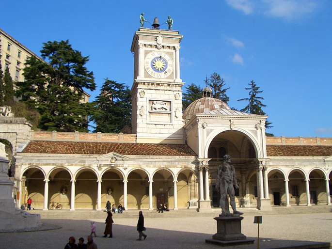 Loggia di San Giovanni con la Torre dell'orologio su Piazza Libertà