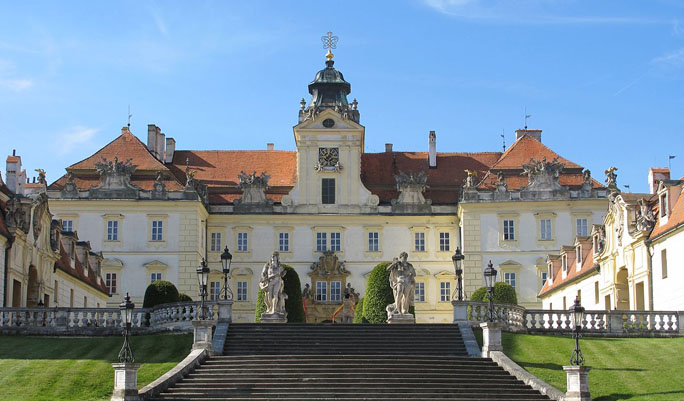 Schloss Valtice, Hauptfassade mit Ehrenhof und Herkules-Statuen