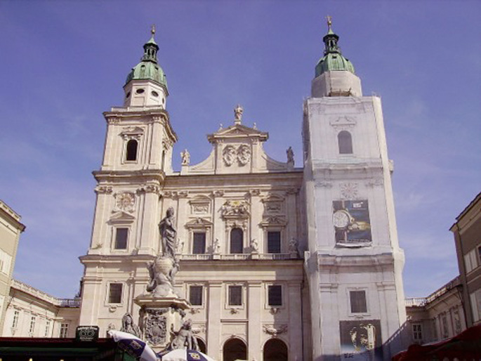 Statuen an der Fassade des Salzburger Doms